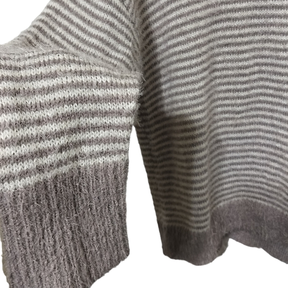 (1273) Maurice Fuzzy Gray & White Striped Sweater Size XL - Picture 5 of 9